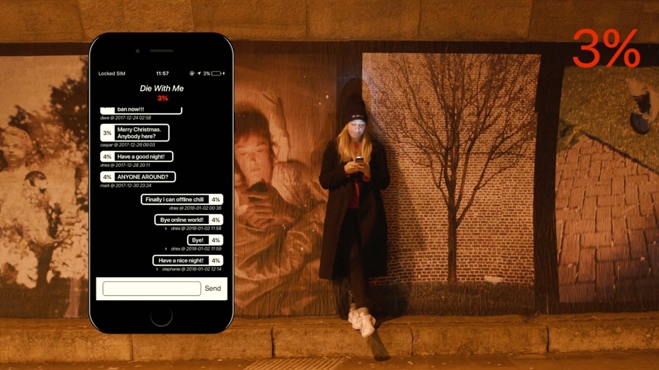 Ung dung nhan tin voi 'nguoi la' khi smartphone sap het pin hinh anh