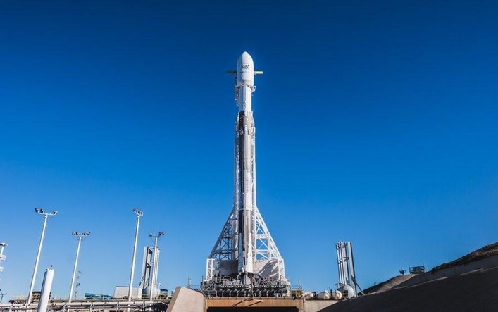 SpaceX dang dua ve tinh Internet len quy dao Trai Dat hinh anh