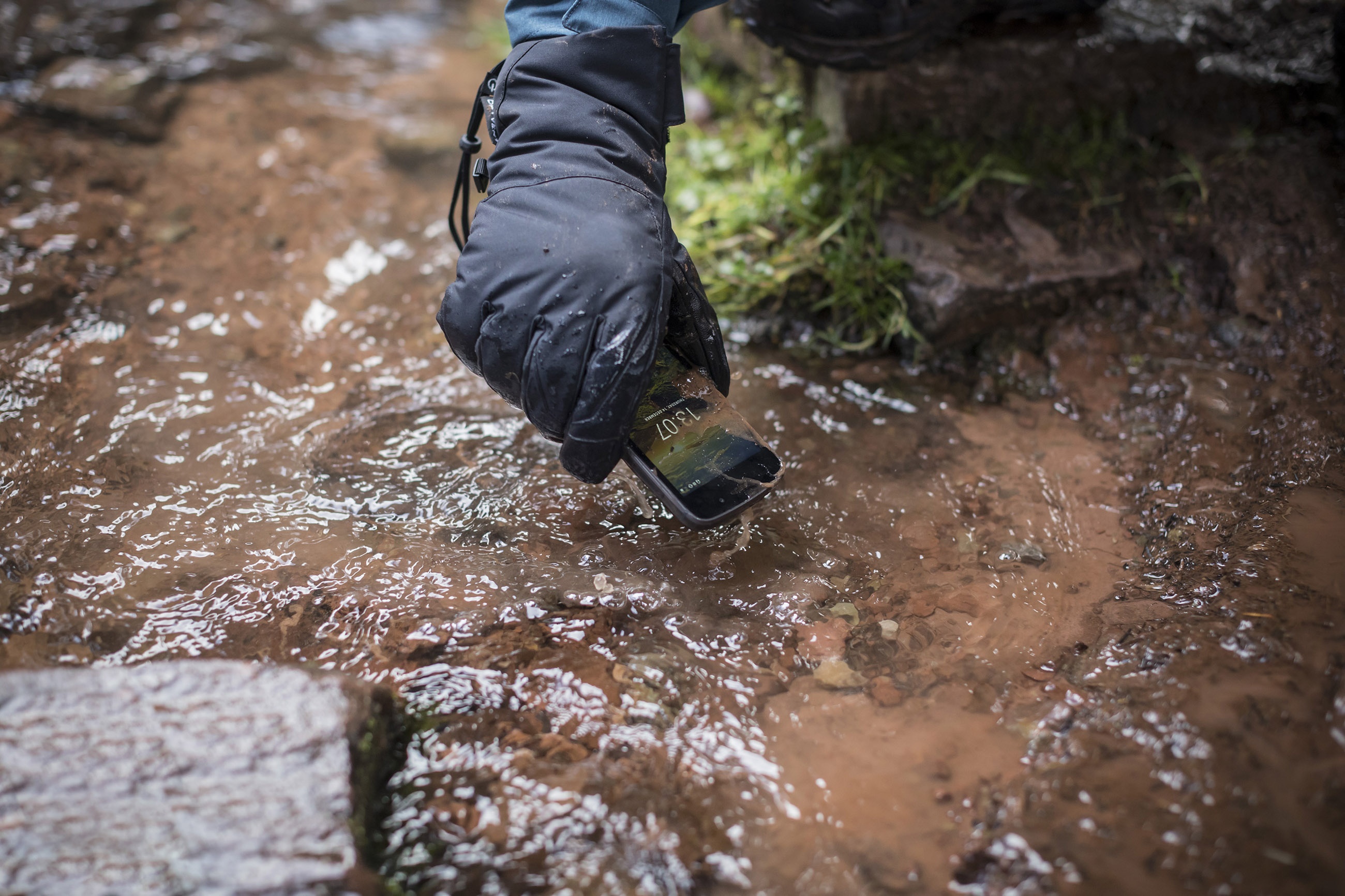 Land Rover ra mắt smartphone cho dân off-road ảnh 4 Land Rover ra mat smartphone cho dan off-road anh 4