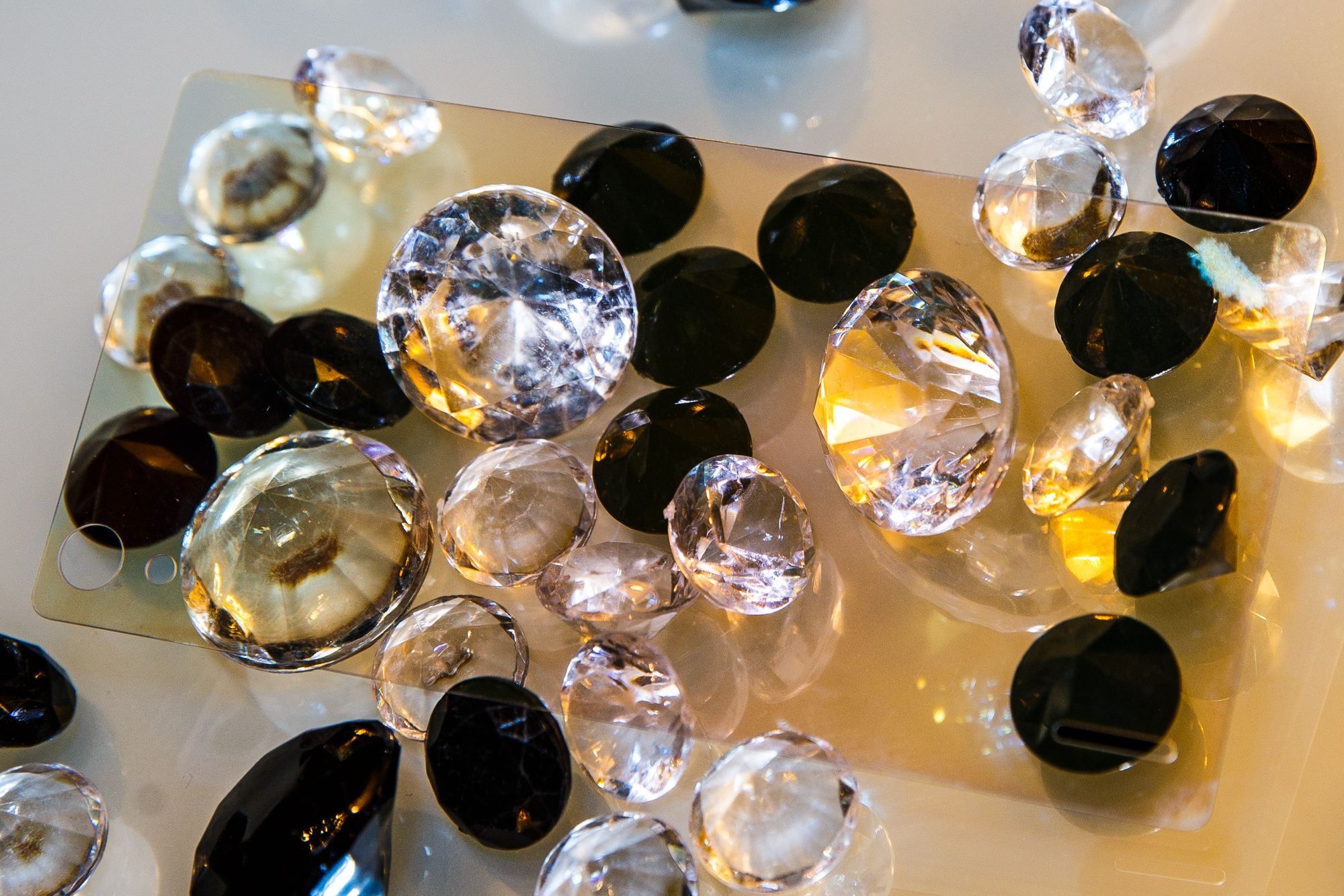 Su that ve smartphone man hinh kim cuong hinh anh