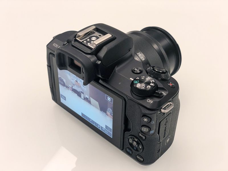 Canon ra may anh khong guong lat moi, co kha nang quay video 4K hinh anh