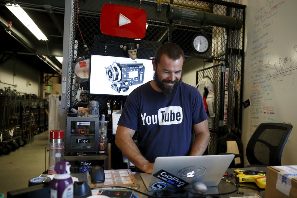 Nhan vien YouTube song trong so hai anh 4