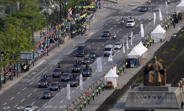 Doan xe Tong thong Han Quoc dung toan xe nhap anh 4