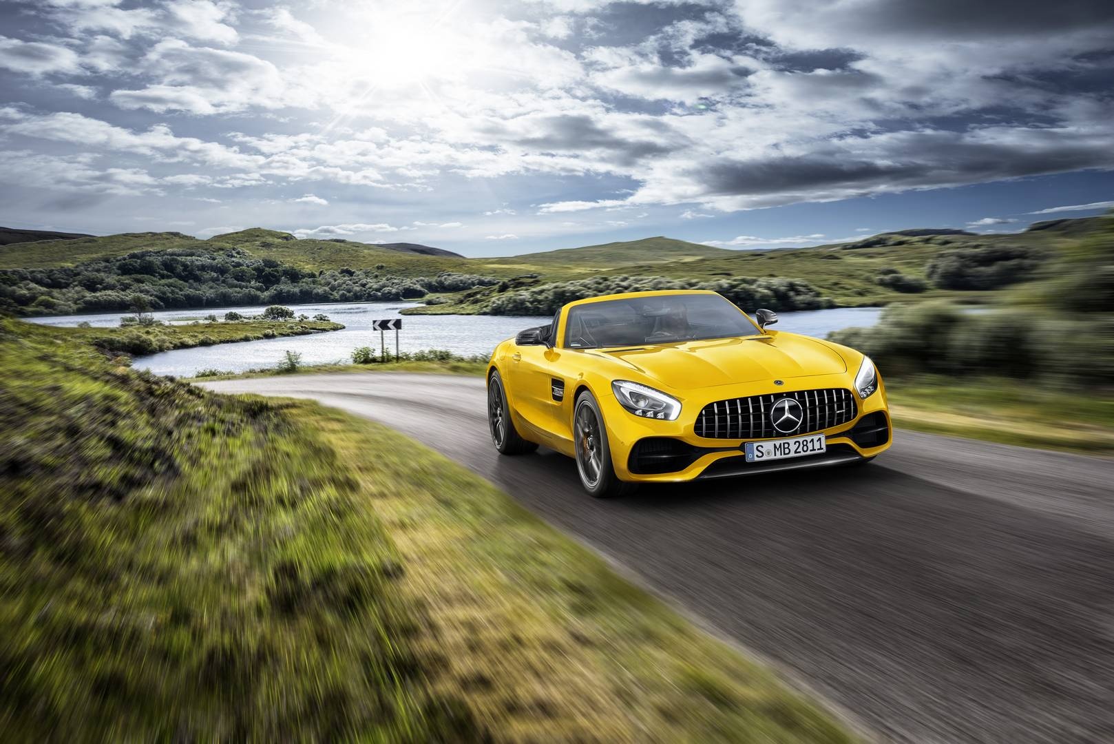 Mercedes-AMG GT S Roadster 2019 mui tran manh me va cuon hut anh 1