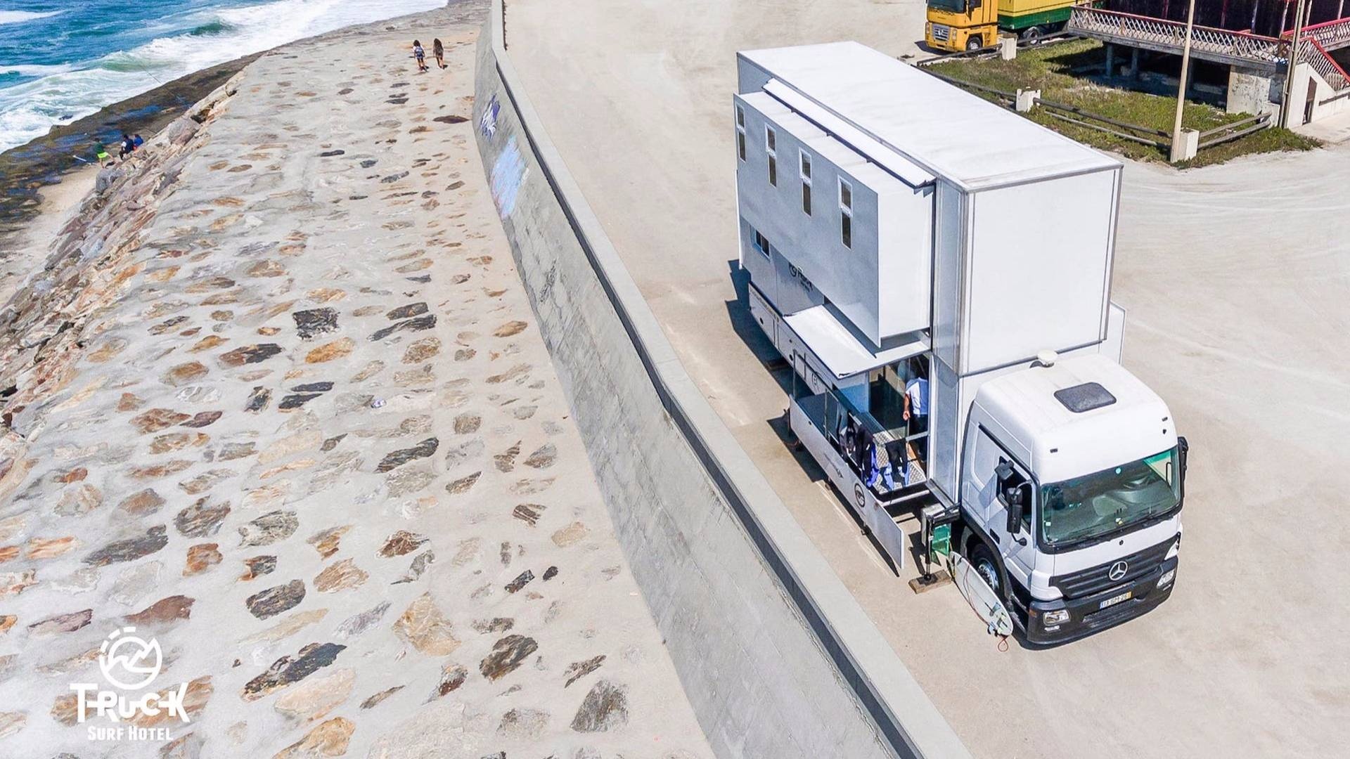 Mercedes Actros biến thành khách sạn di động hai tầng  ảnh 1 Mercedes Actros bien thanh khach san di dong hai tang anh 1