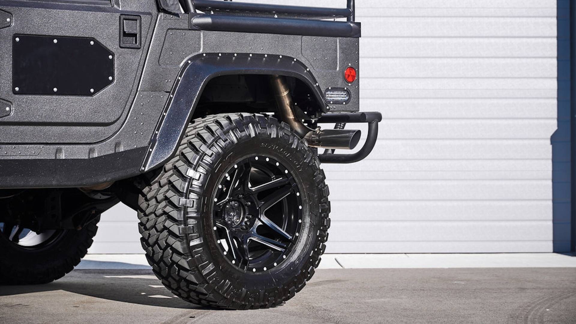 Hummer H1 duoc nang cap moi anh 5