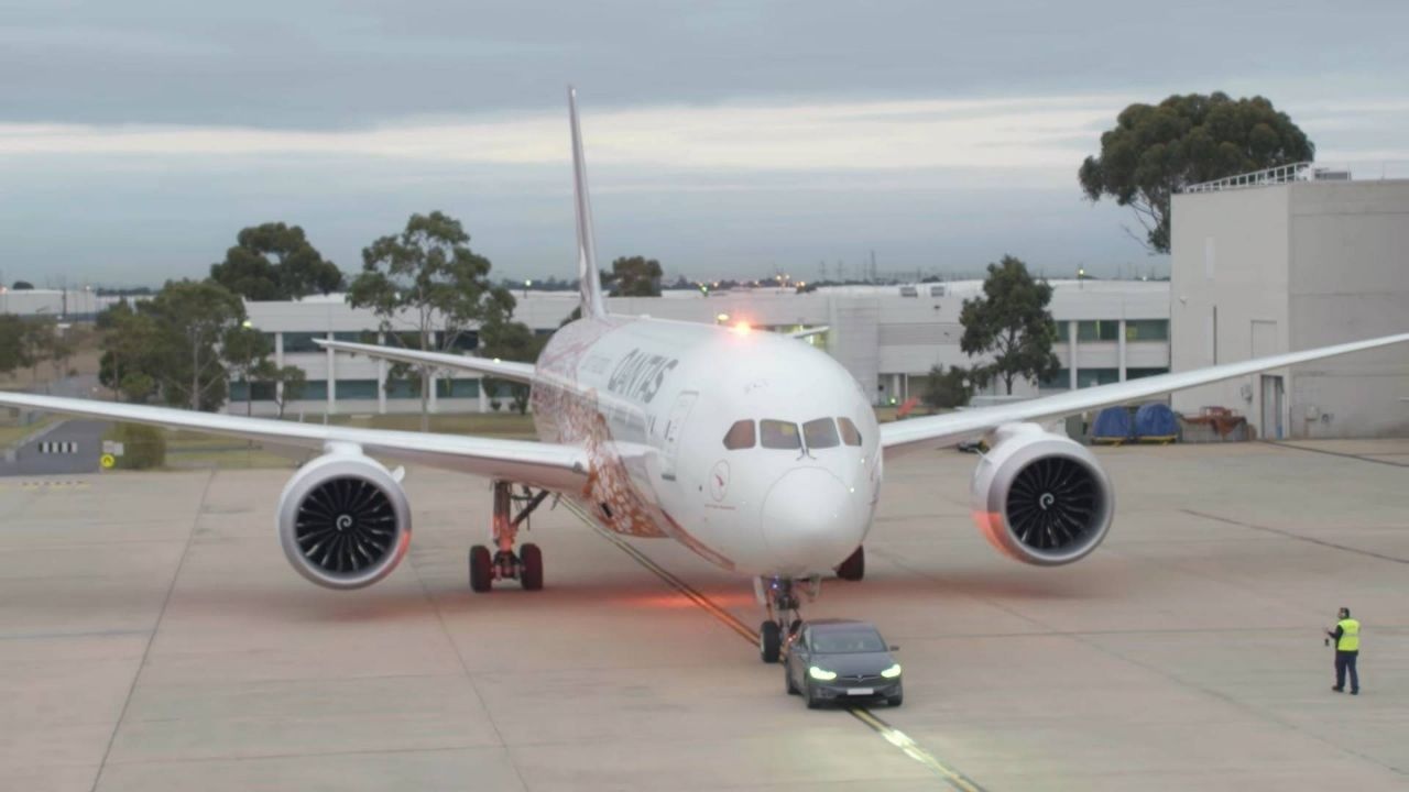 Xe dien Tesla Model X keo may bay Boeing 787-9 Dreamliner. hinh anh