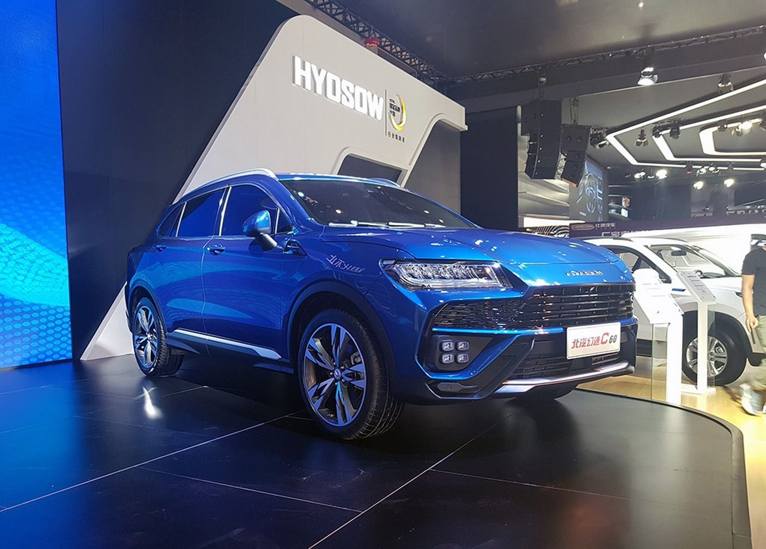 Xe Trung Quoc nhai Lamborghini Urus chinh thuc ra mat hinh anh