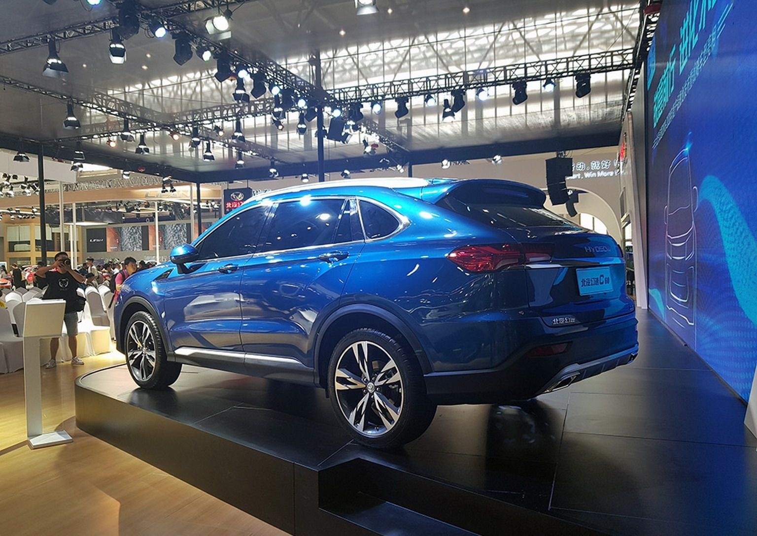 Xe Trung Quoc nhai Lamborghini Urus chinh thuc ra mat anh 2