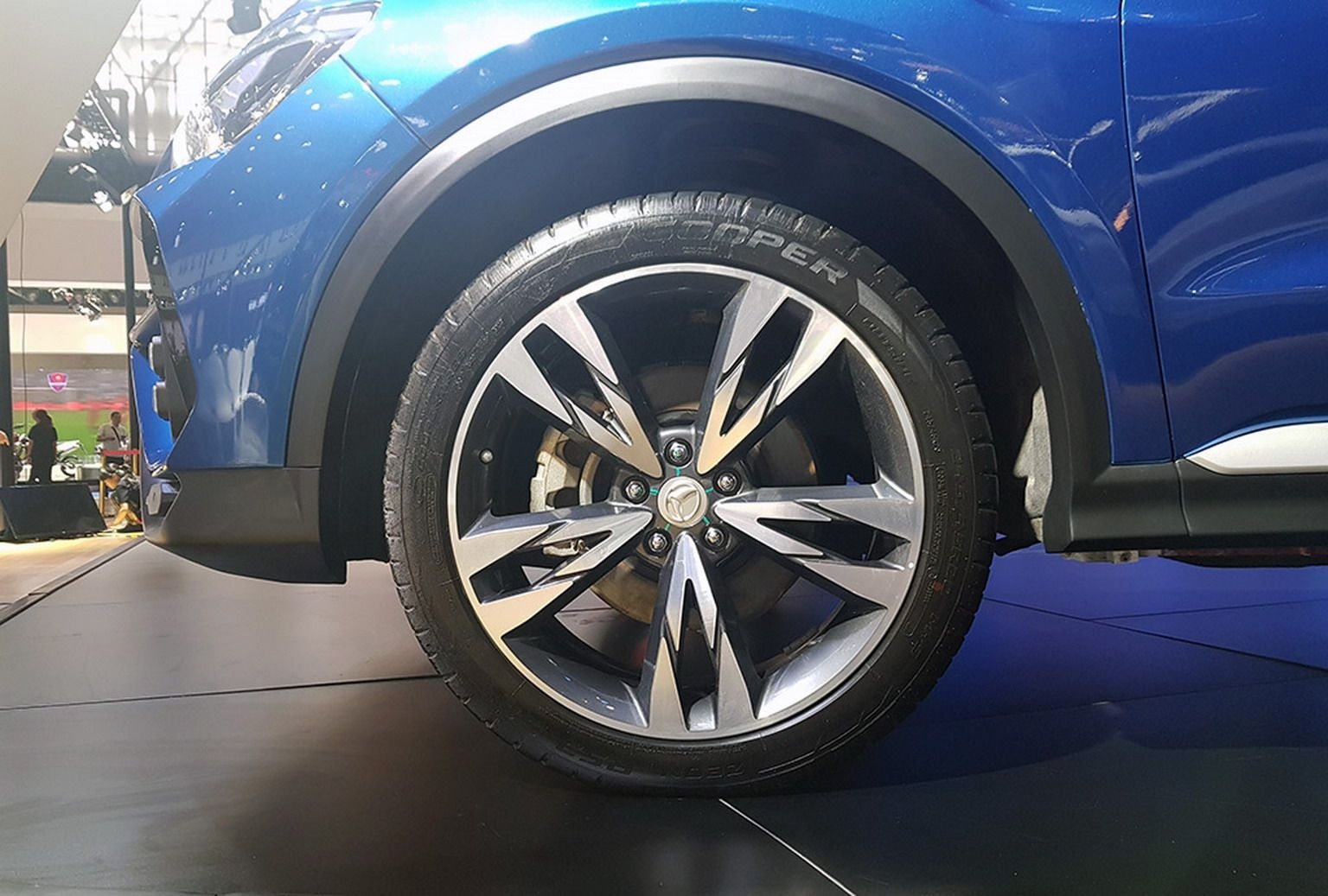 Xe Trung Quoc nhai Lamborghini Urus chinh thuc ra mat anh 3