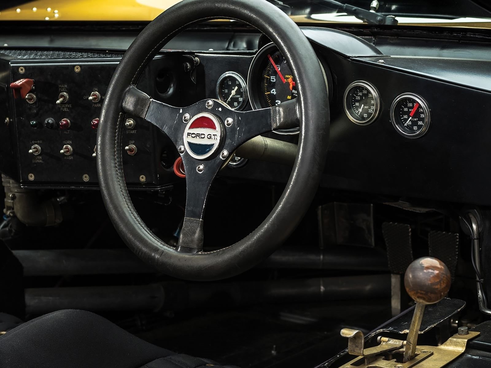 Sieu xe dua Ford GT40 gia ky luc 12 trieu USD anh 4