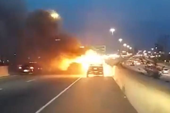 Hyundai Sonata chay rui tren cao toc Toronto hinh anh