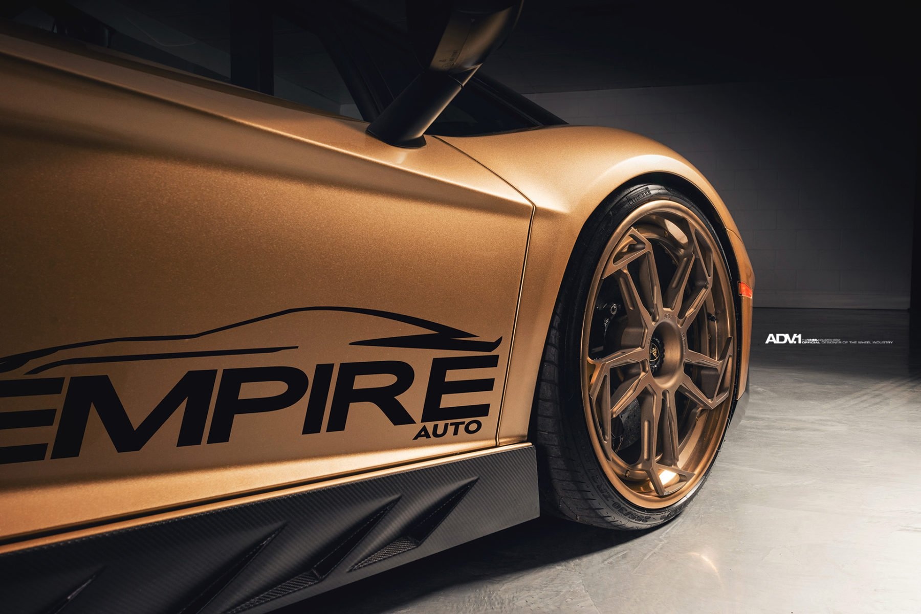 Lamborghini Aventador SV Roadster mau Gold dac biet anh 1