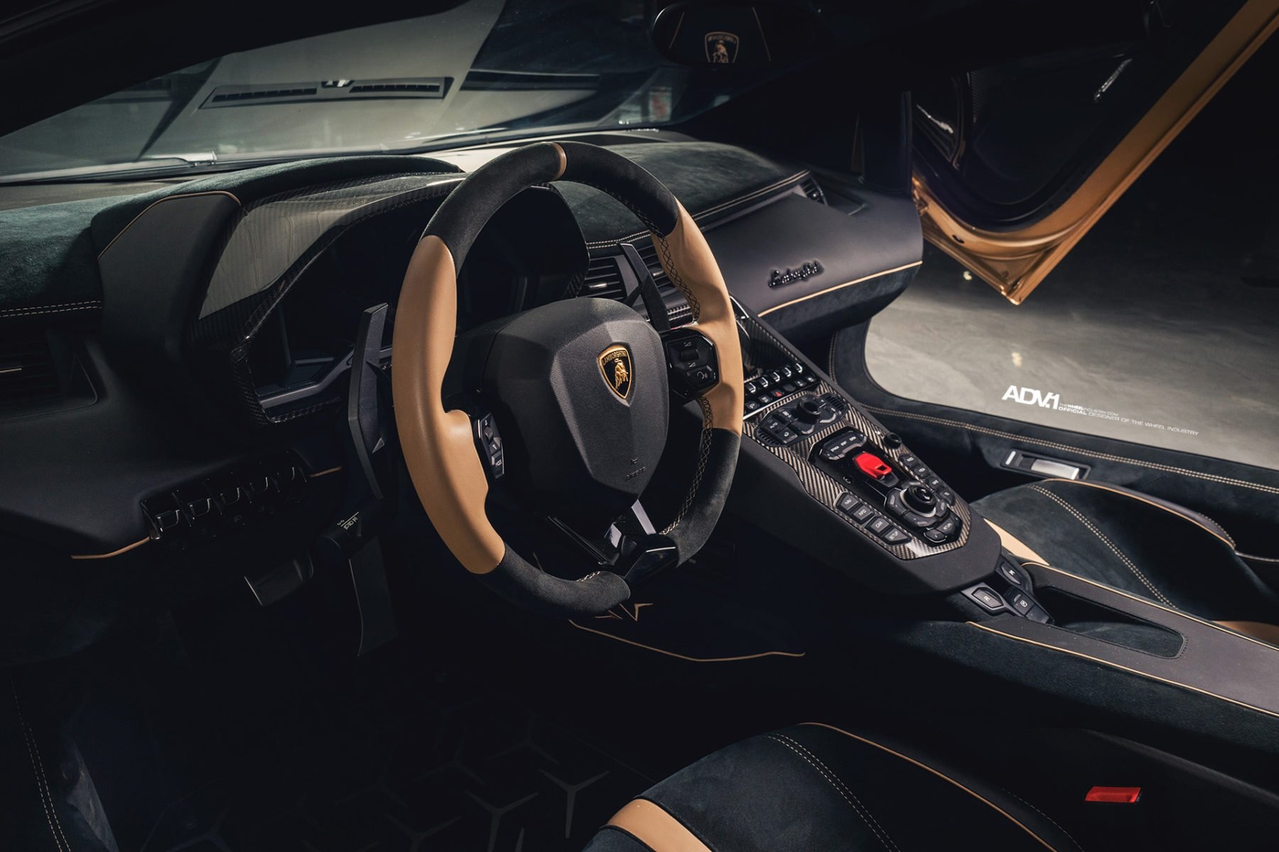 Lamborghini Aventador SV Roadster mau Gold dac biet anh 6