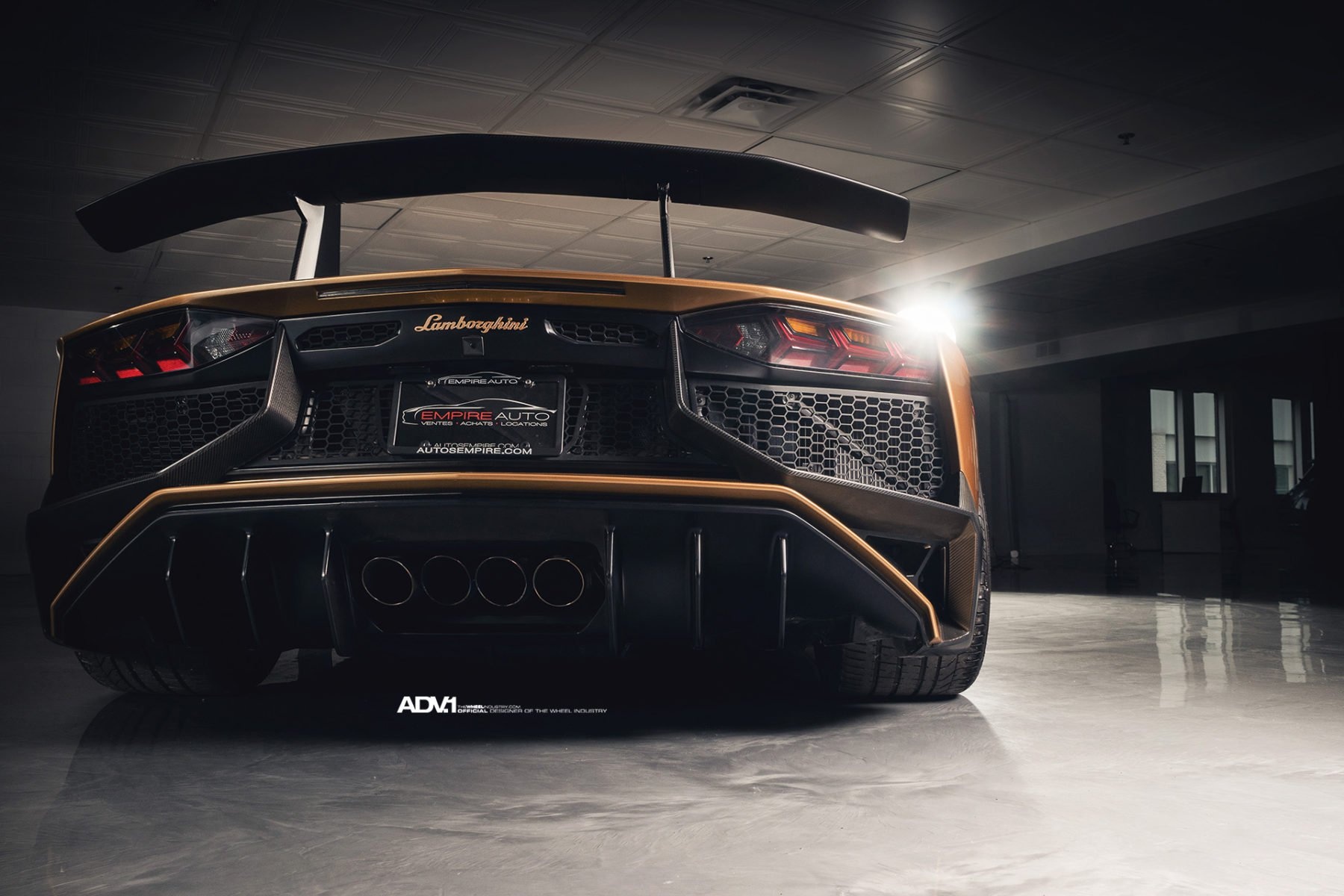 Lamborghini Aventador SV Roadster mau Gold dac biet anh 7