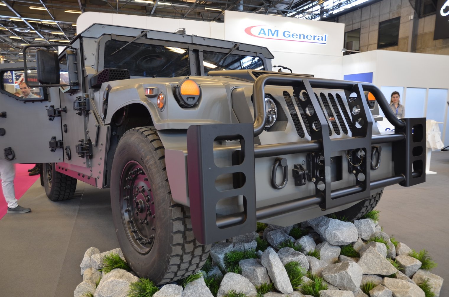 Humvee quan su duoc nang cap lon anh 1