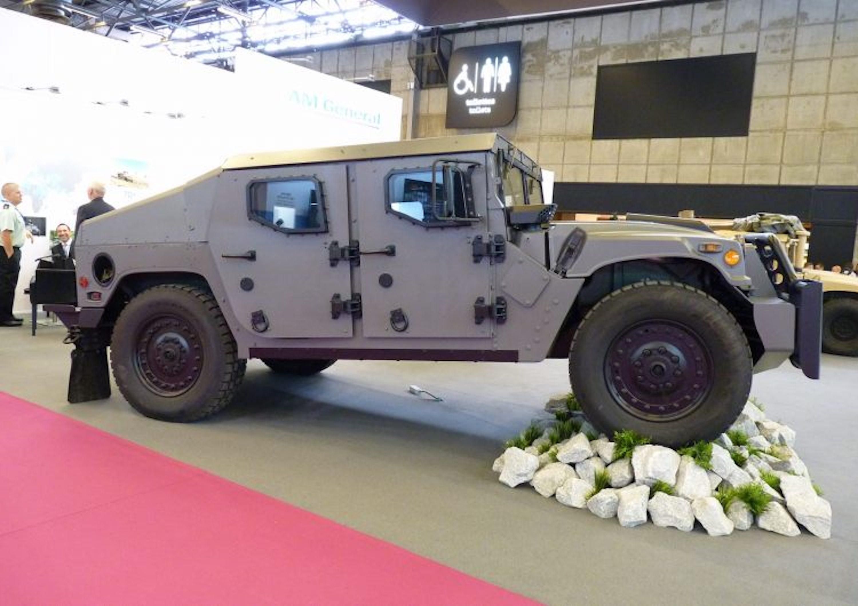Humvee quan su duoc nang cap lon anh 2
