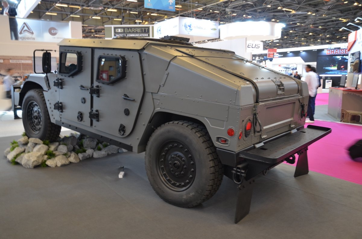 Humvee quan su duoc nang cap lon anh 3