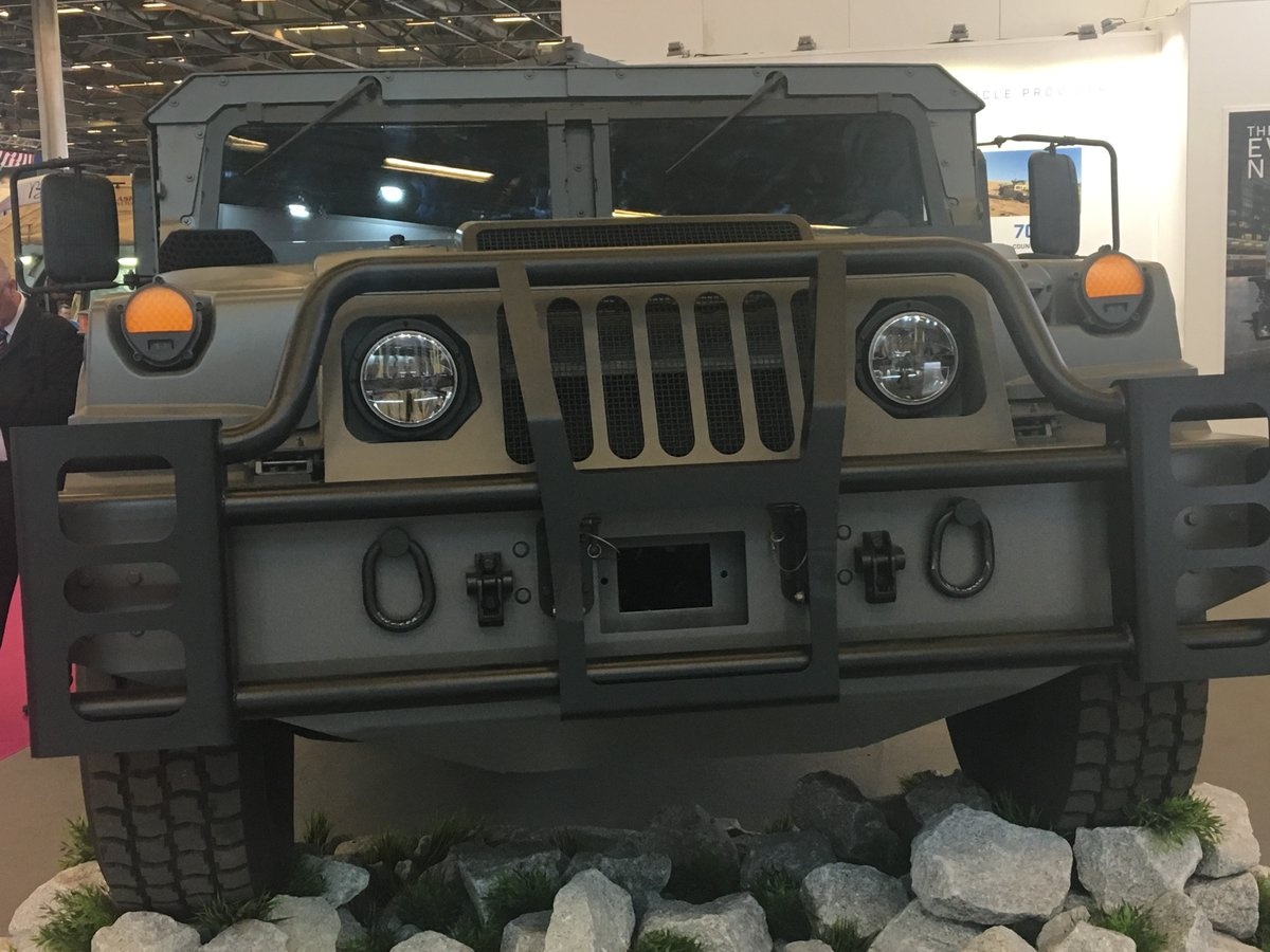 Humvee quan su duoc nang cap lon anh 5