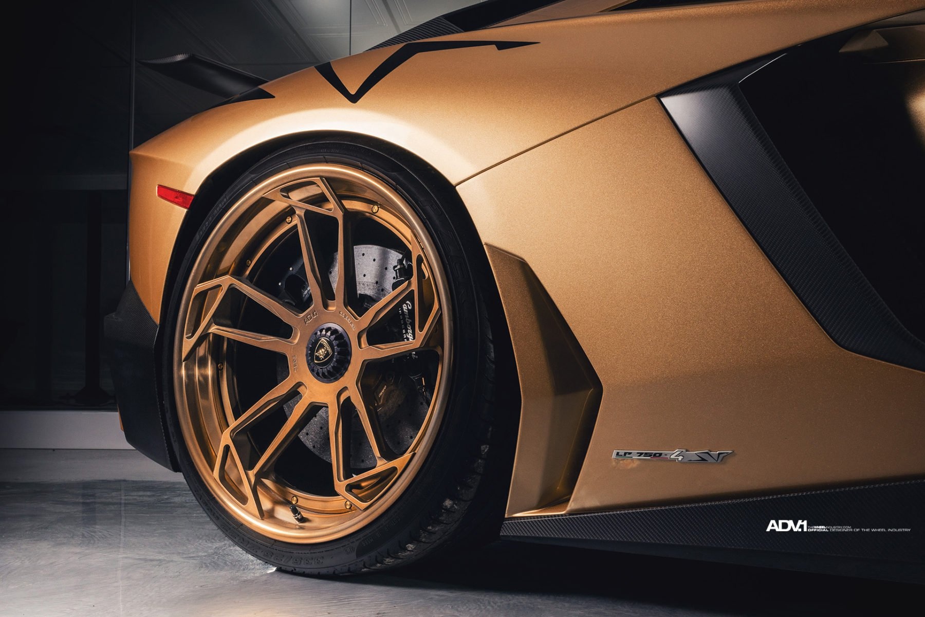 Lamborghini Aventador SV Roadster mau Gold dac biet anh 4