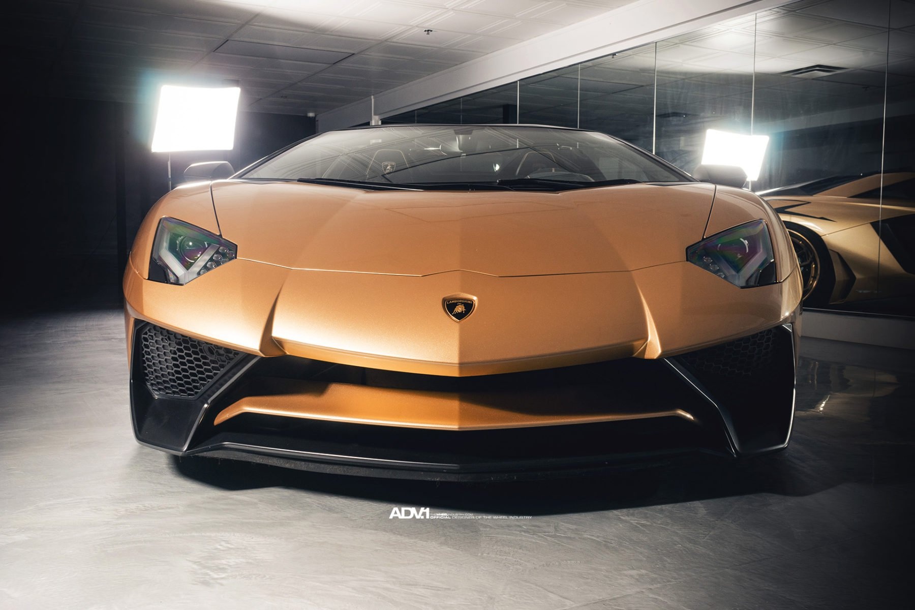 Lamborghini Aventador SV Roadster khoac mau gold dac biet hinh anh