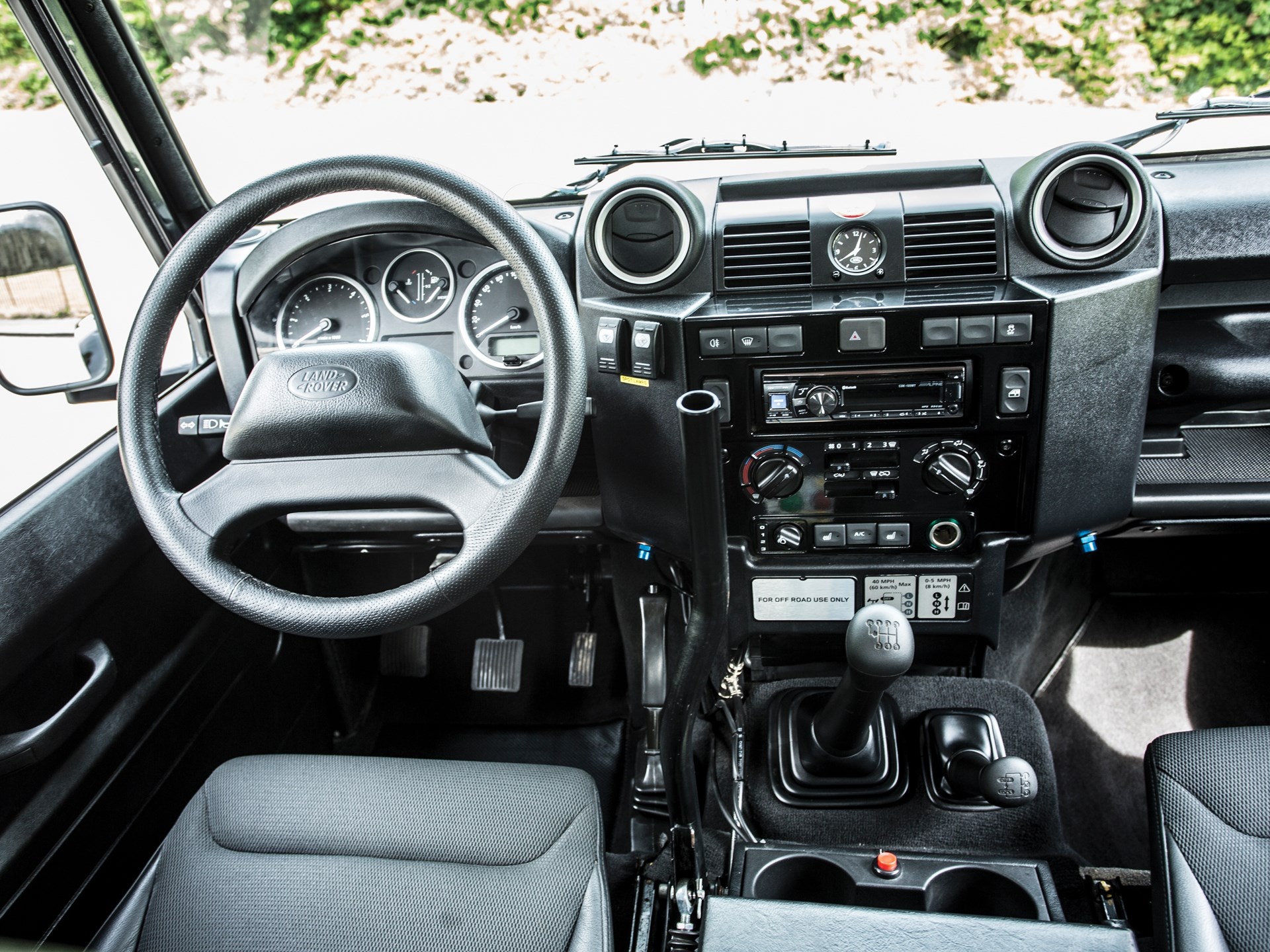 Land Rover Defender trong phim 007 anh 8