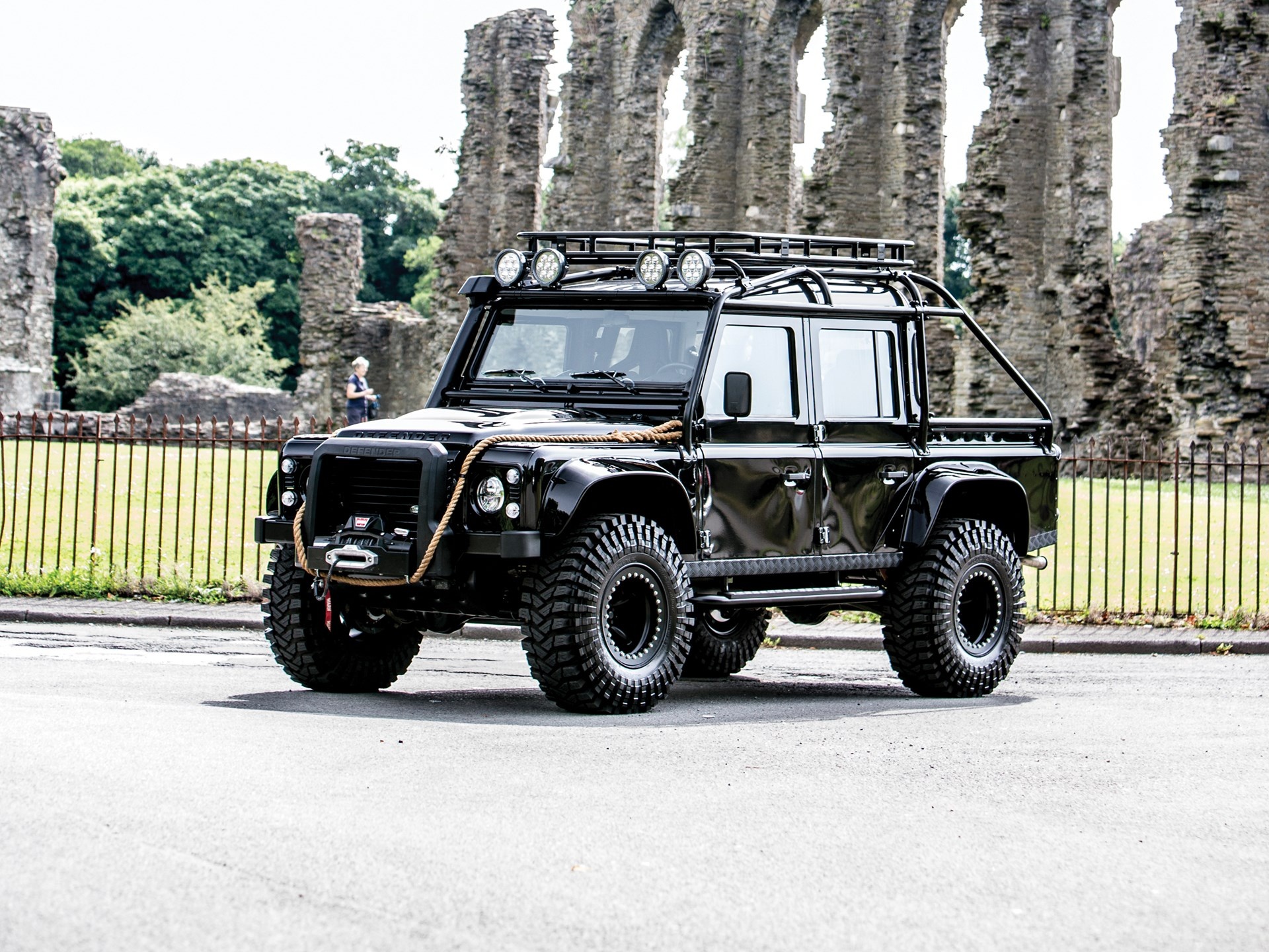 Land Rover Defender trong phim 007 anh 3