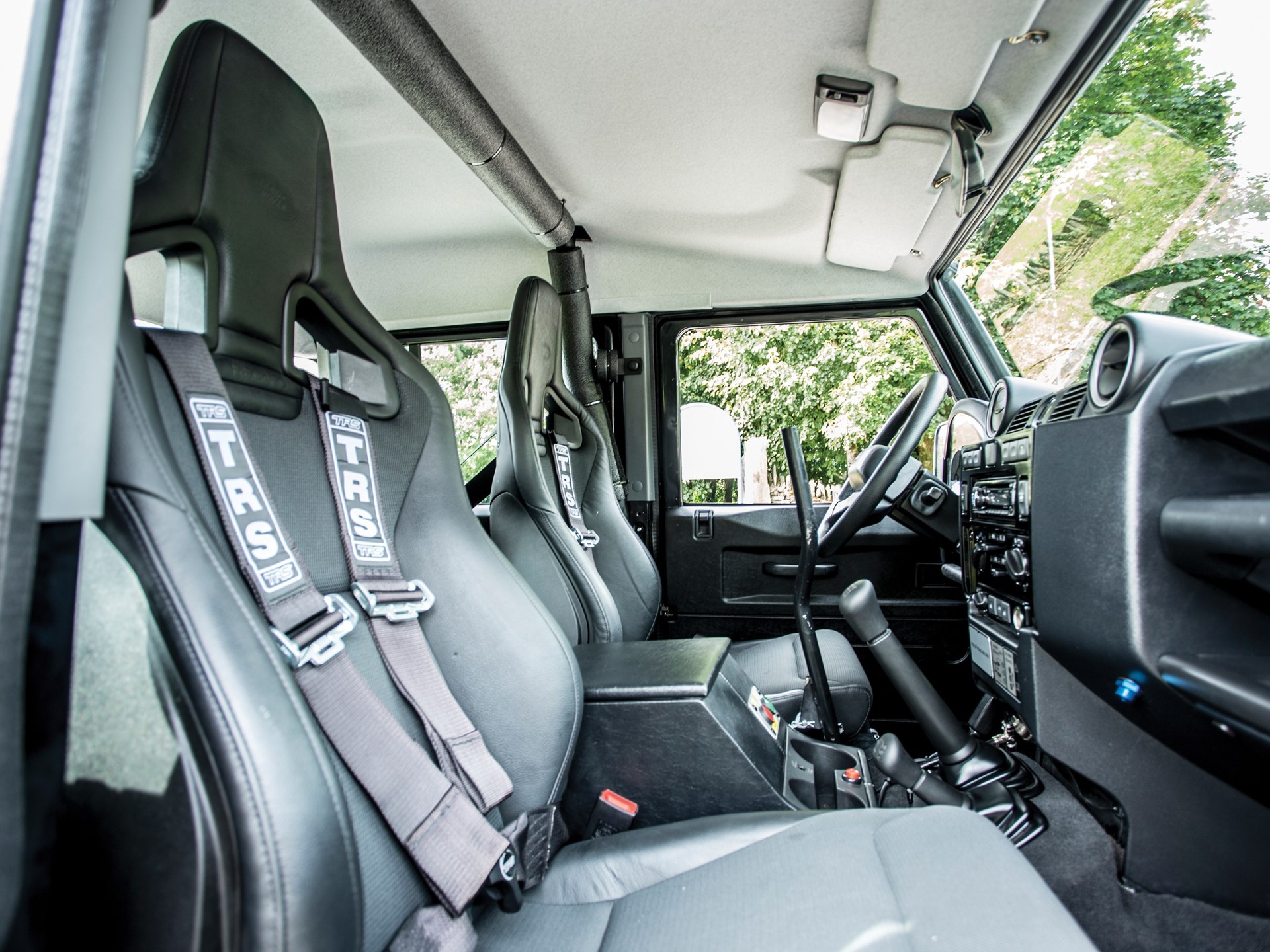 Land Rover Defender trong phim 007 anh 6