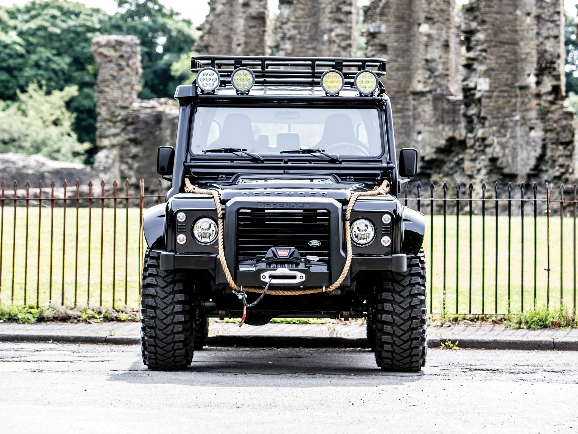 Land Rover Defender trong phim 007 anh 5