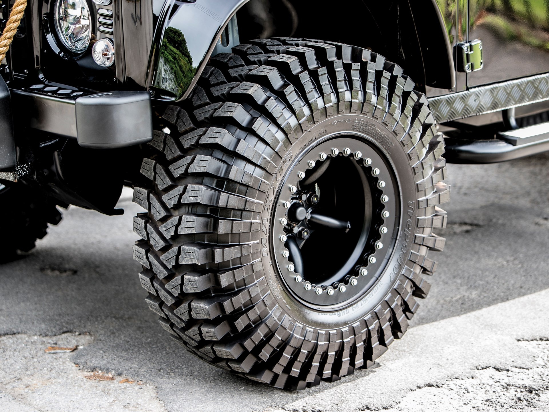 Land Rover Defender trong phim 007 anh 4