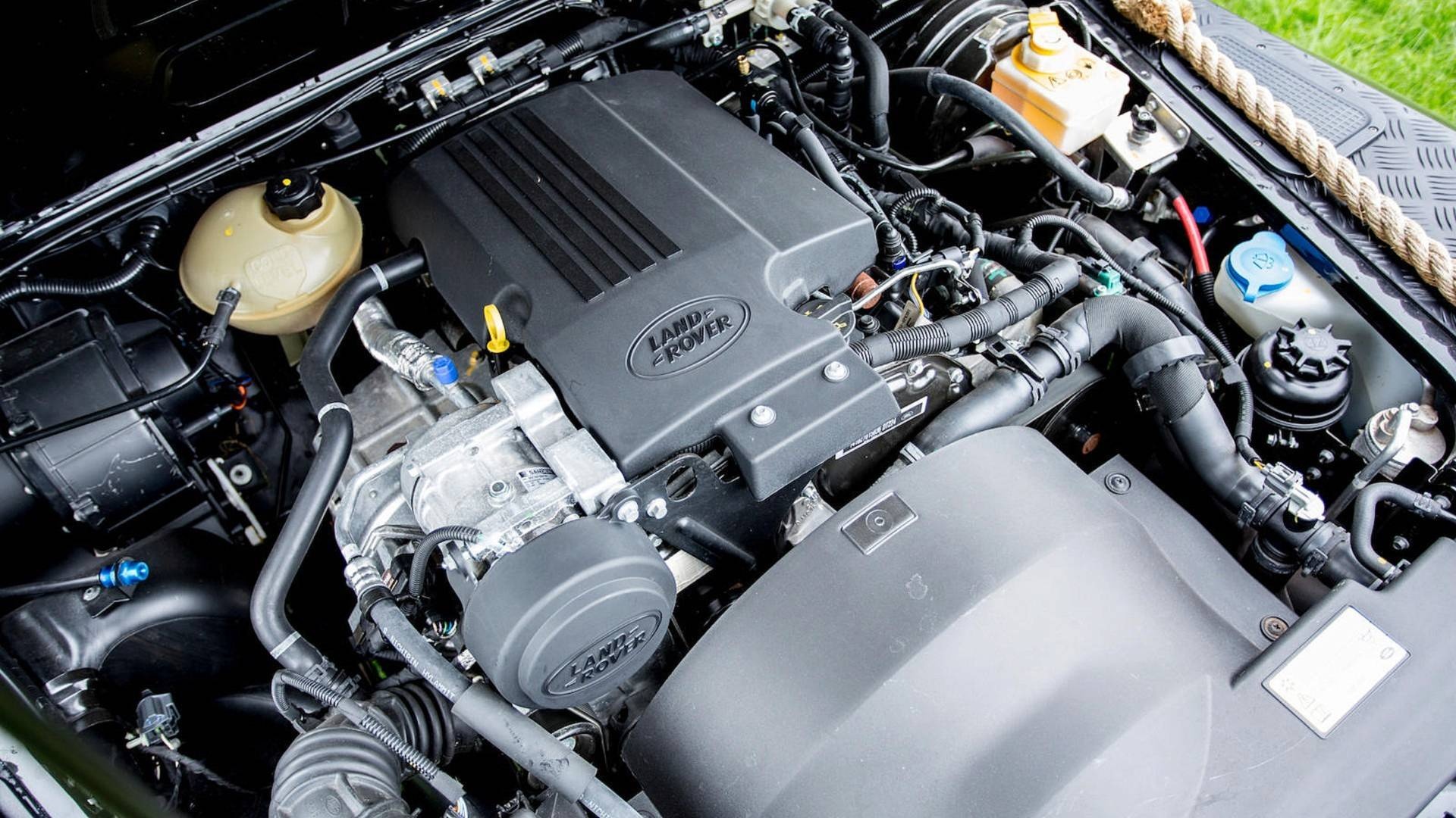 Land Rover Defender trong phim 007 anh 7