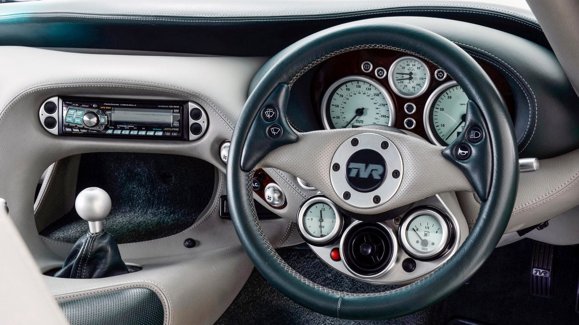 Nhung mau xe co bang dong ho an tuong nhat anh 9