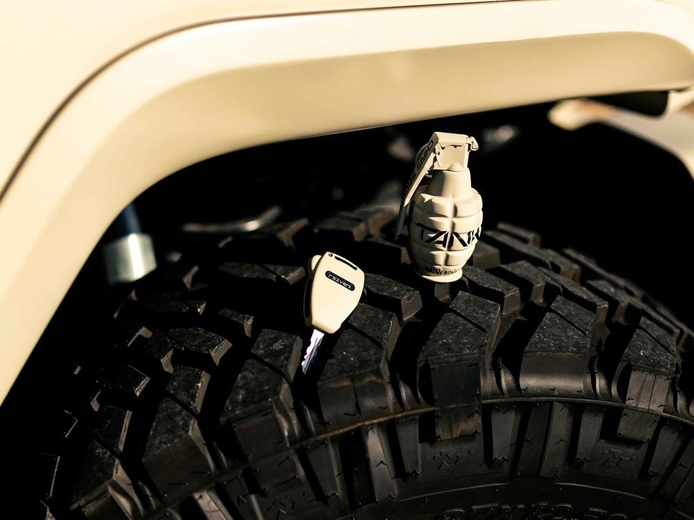 Rezvani Tank - SUV bao ve yeu nhan anh 6