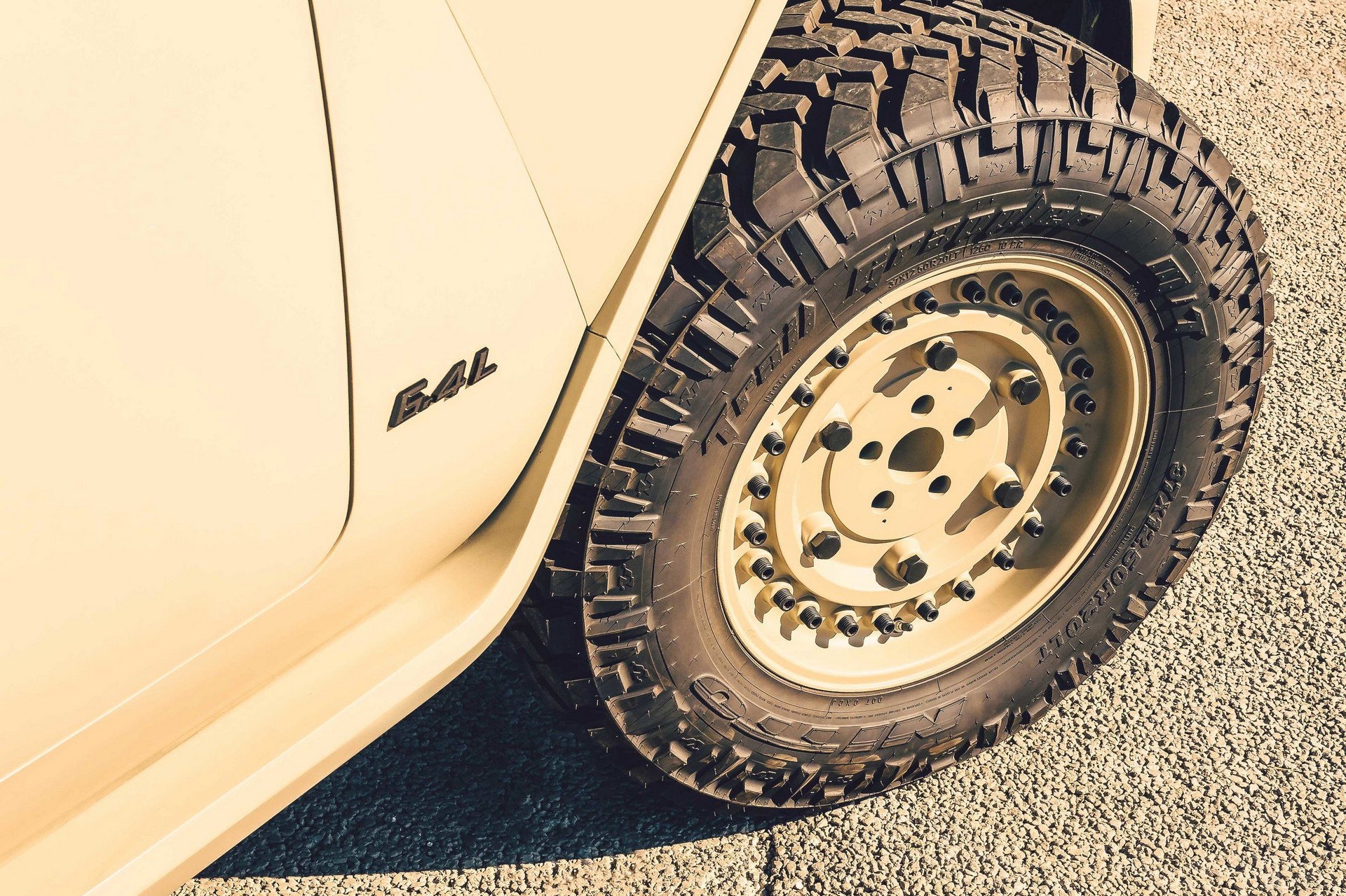 Rezvani Tank - SUV bao ve yeu nhan anh 4