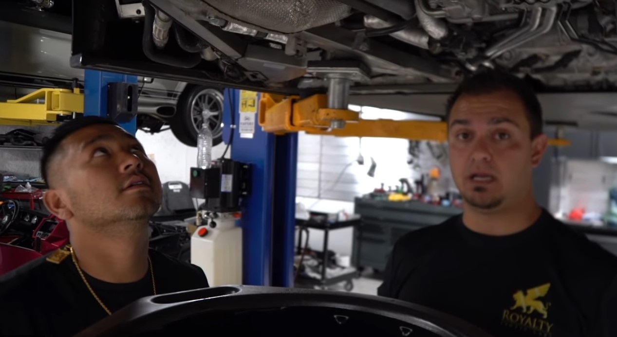 Thay dau cho sieu xe Bugatti Veyron hinh anh