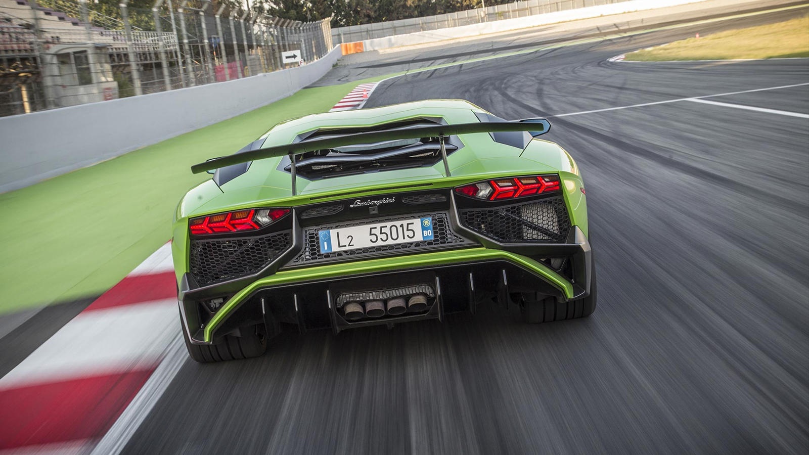 Lamborghini Aventador SV nguy co roi banh ra duong anh 6