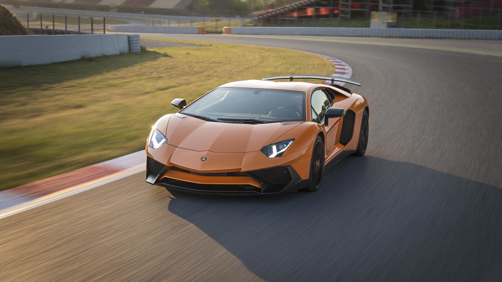 Lamborghini Aventador SV nguy co roi banh ra duong anh 7