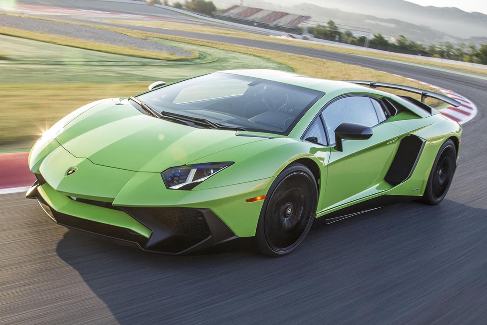 Lamborghini Aventador SV nguy co roi banh ra duong anh 3