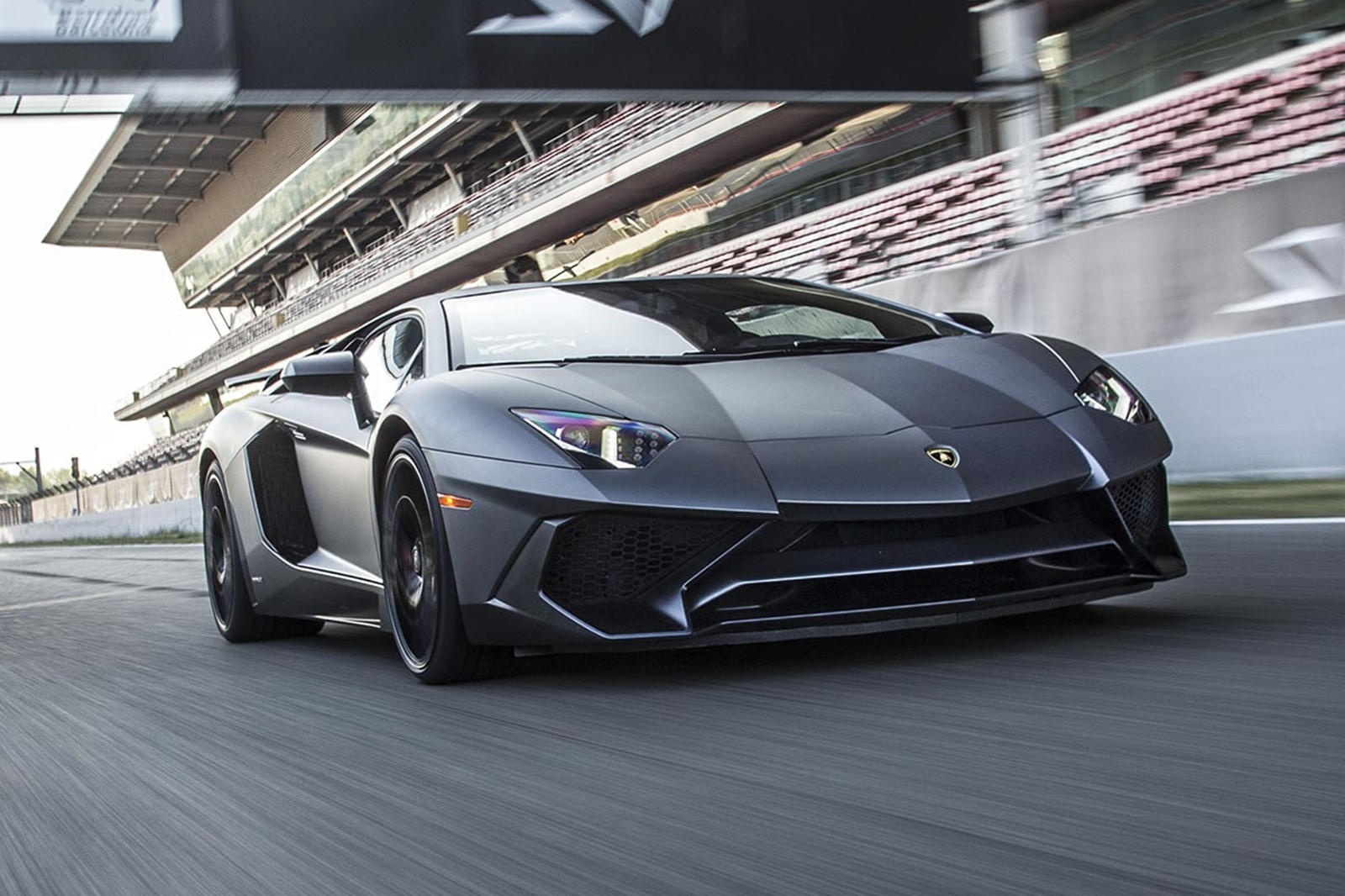 Lamborghini Aventador SV nguy co roi banh ra duong anh 4