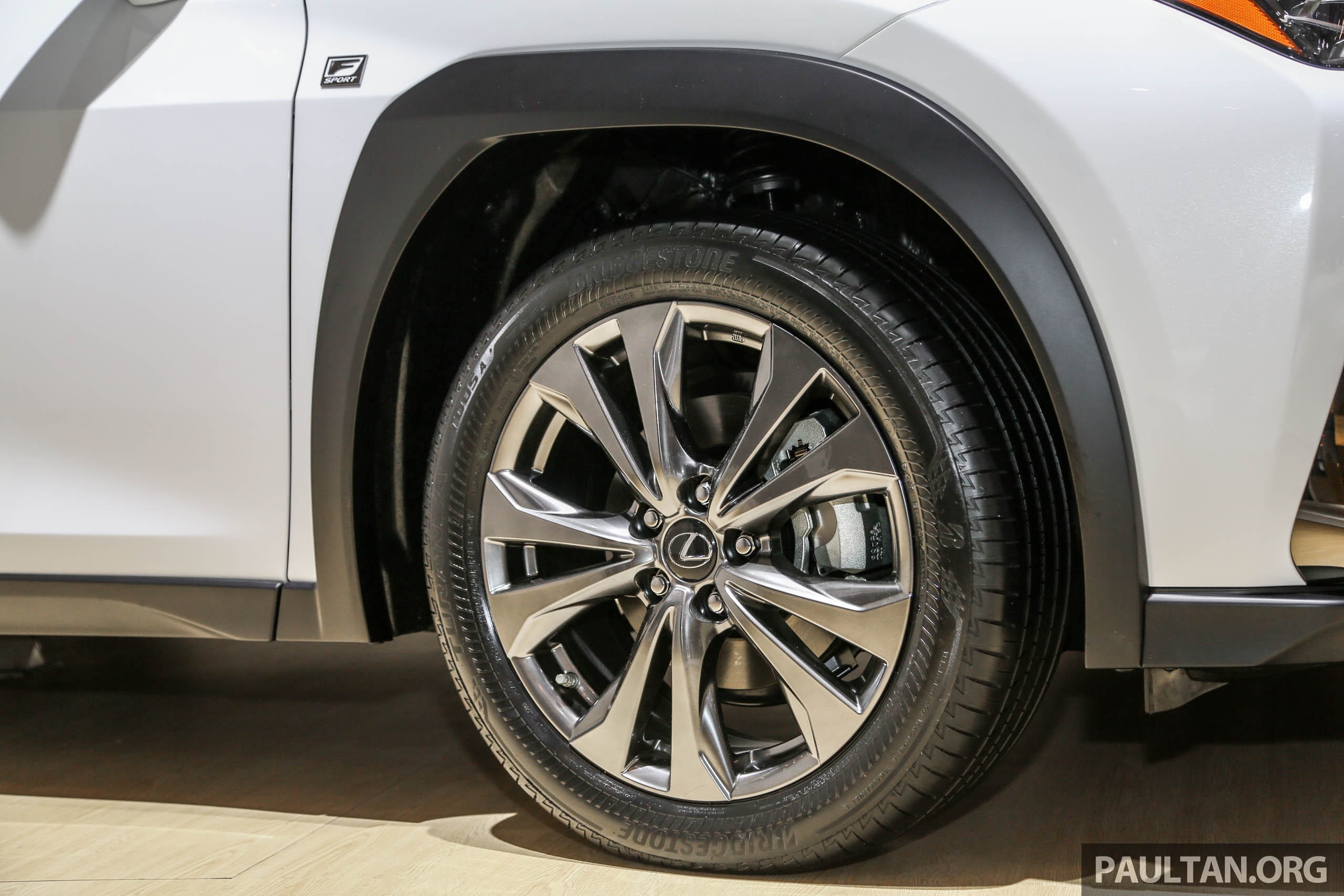 Lexus UX 2019 lan dau den Dong Nam A anh 8