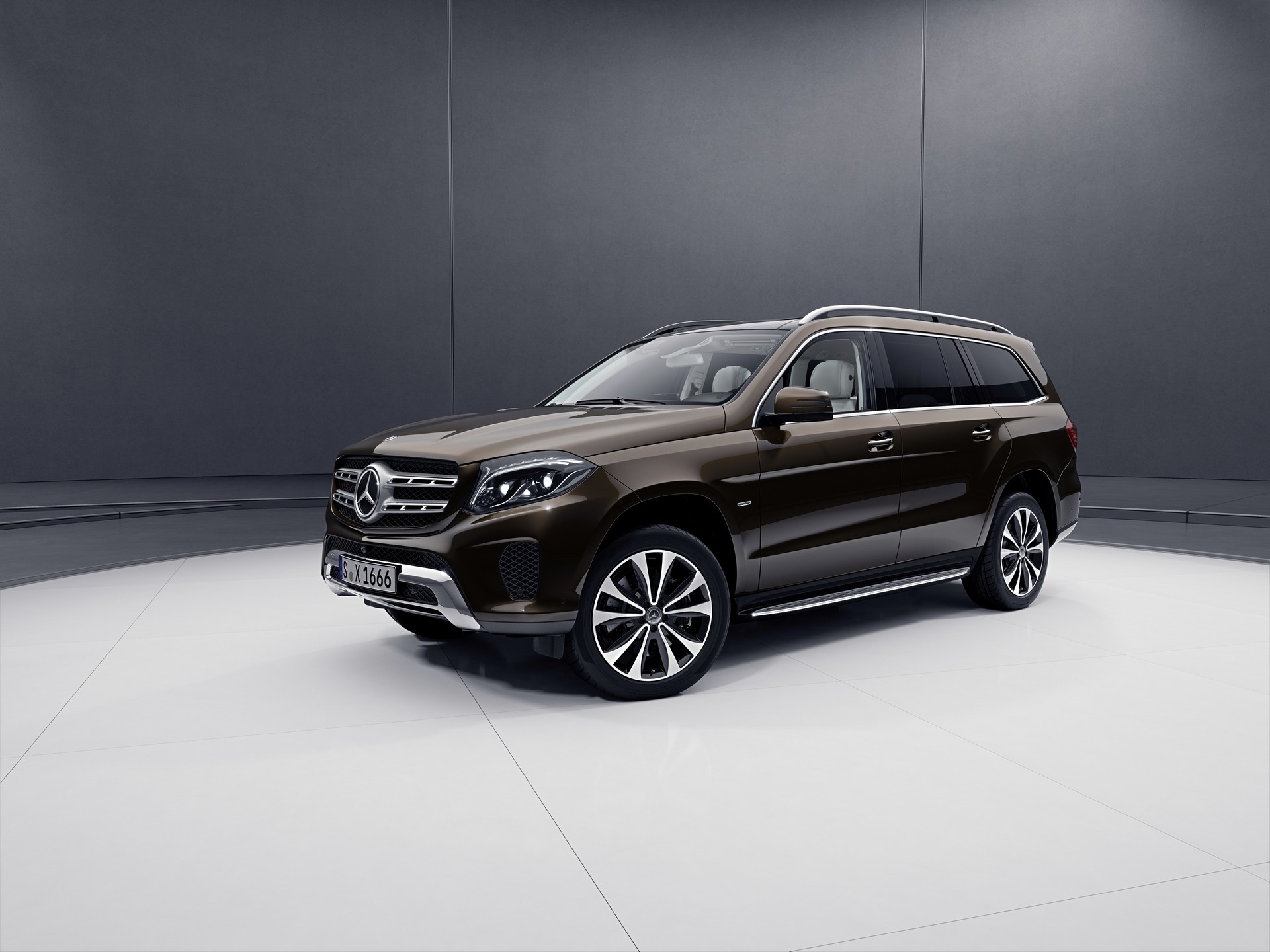 Hai quan Trung Quoc chan nhieu lo xe Mercedes, BMW nhap khau hinh anh