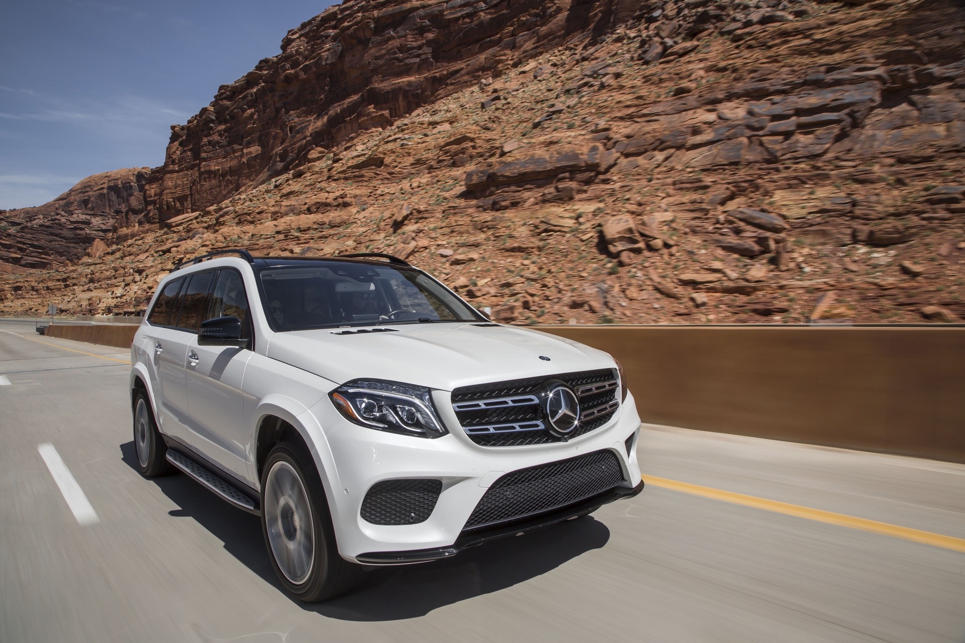 Hải quan Trung Quốc chặn xe Mercedes và BMW ảnh 5 Hai quan Trung Quoc chan xe Mercedes va BMW anh 5