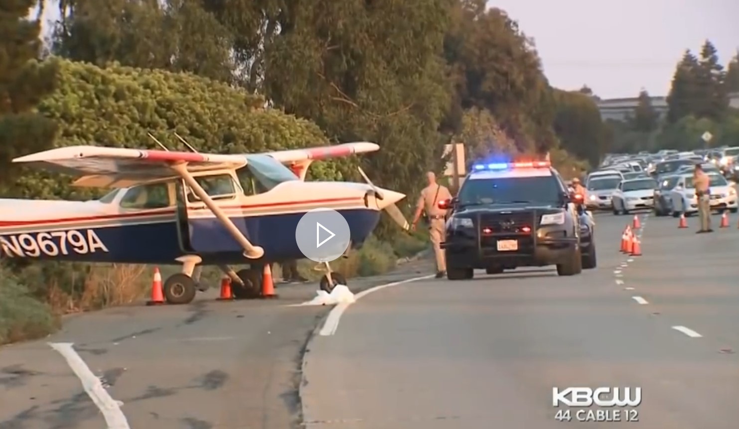 May bay ha canh tren cao toc hinh anh