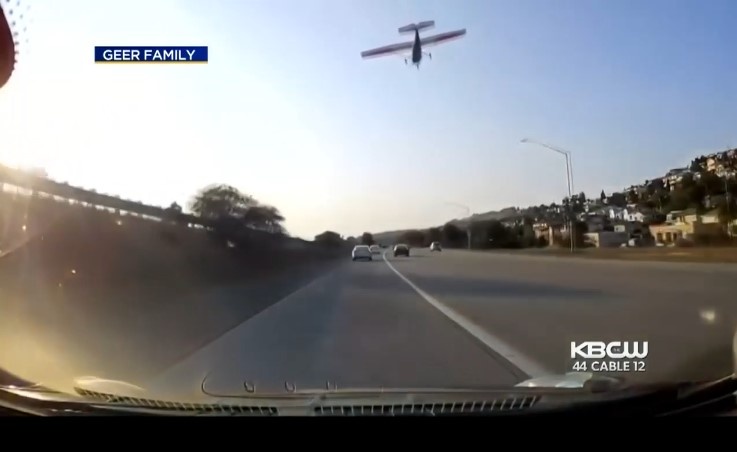 Tai xe so hai khi may bay ha canh ngay tren dau oto tai My hinh anh