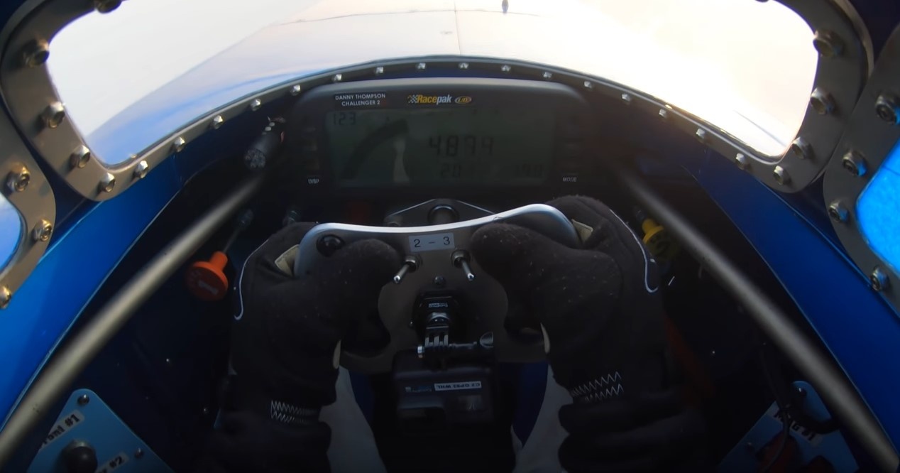 Xe cu 50 nam dat toc do ky luc 725 km/h hinh anh