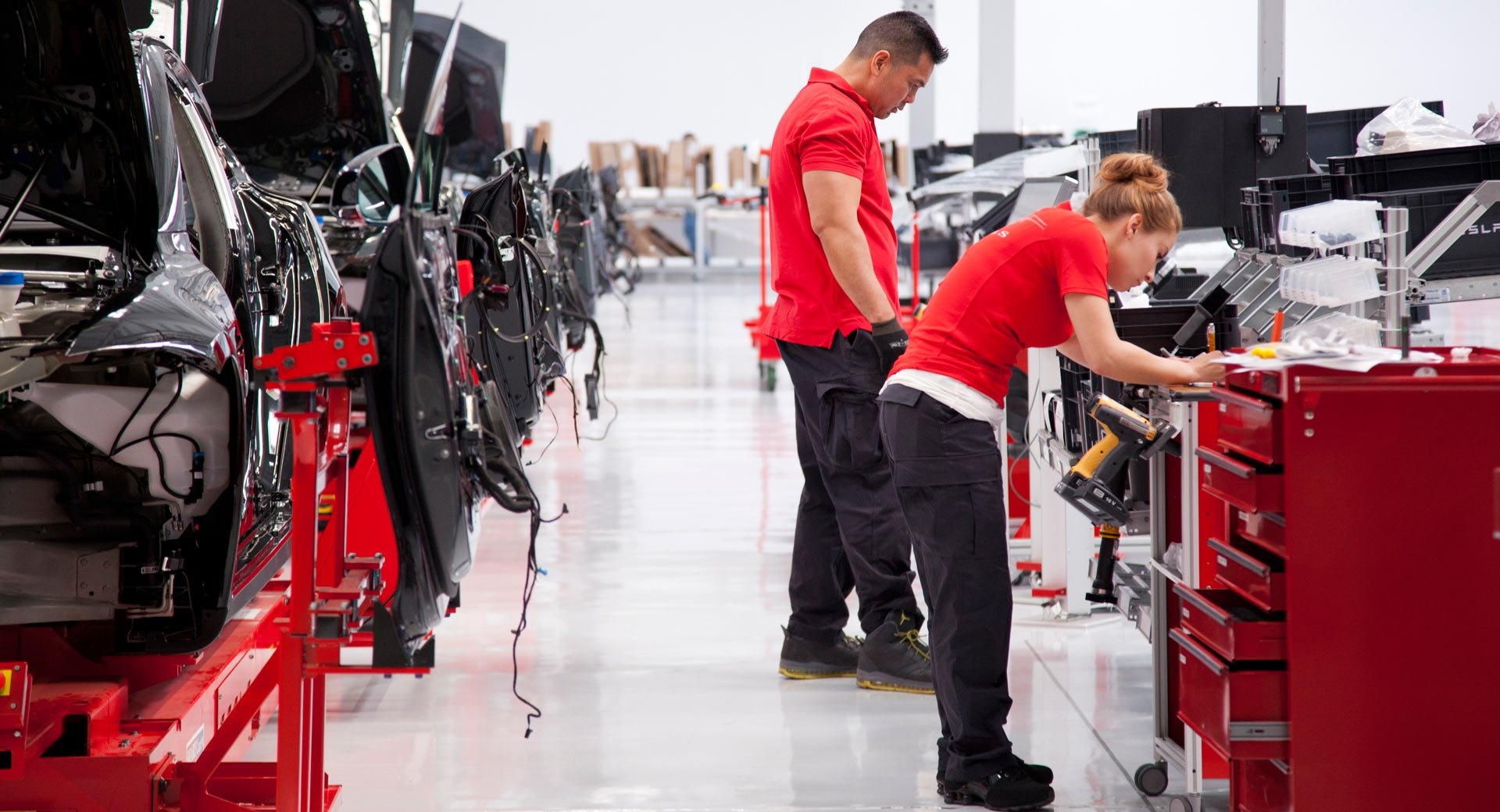 Tesla bi cuu nhan vien to dung nguoi cua bang dang ma tuy hinh anh