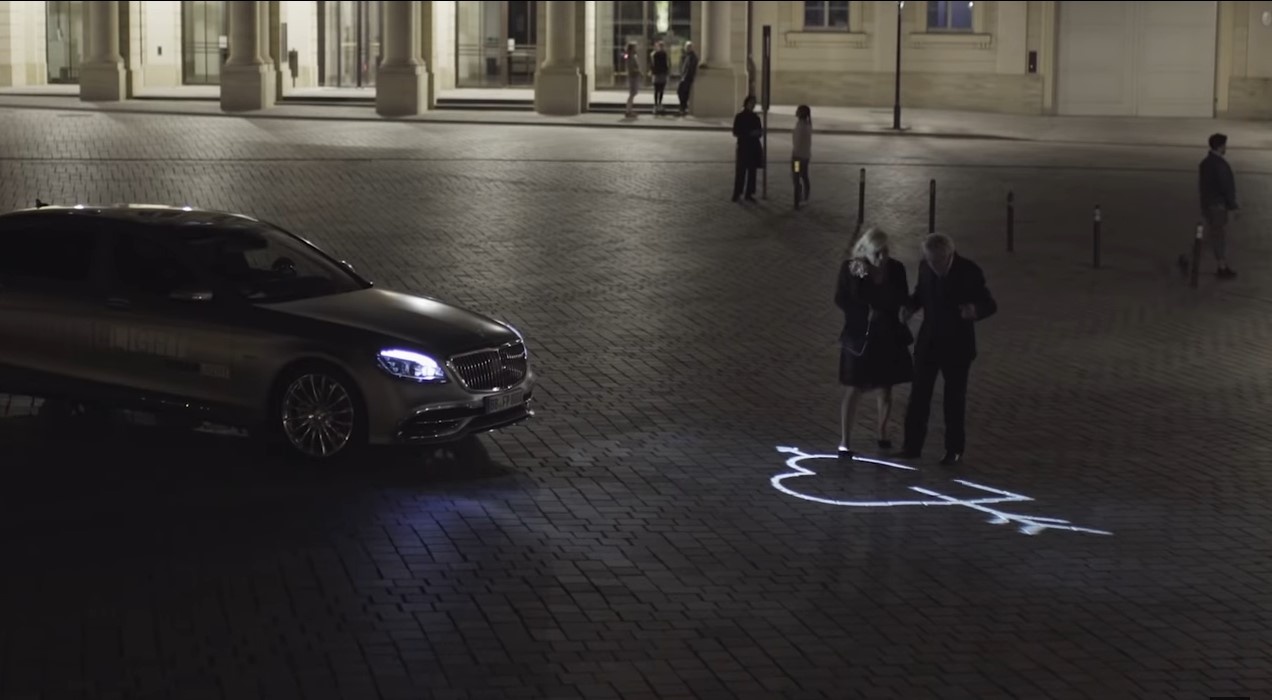 Xe Mercedes dung den pha giao tiep voi nguoi di duong hinh anh