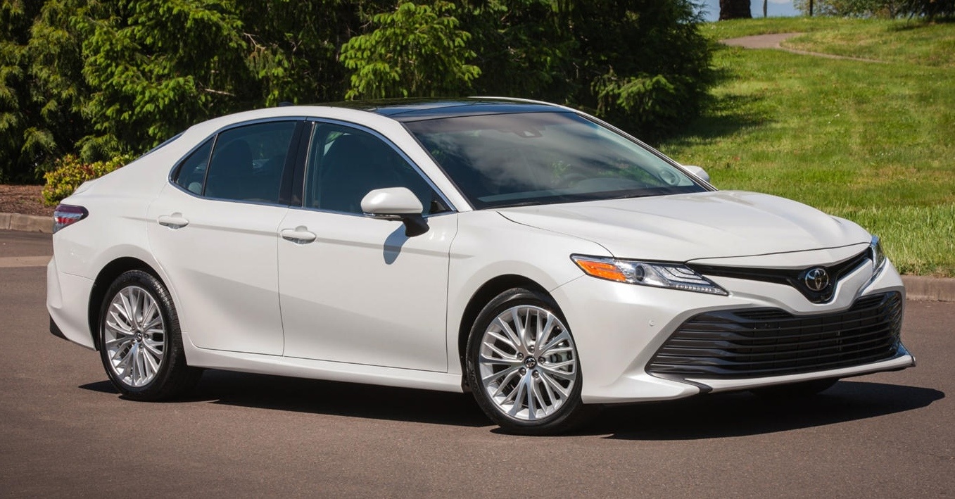 Toyota Camry 2019 dat hon vi co them Apple Car Play hinh anh