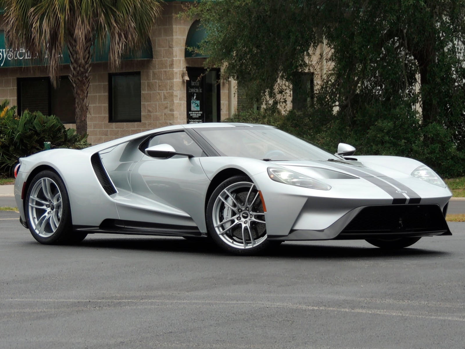 Nghich ly mua ban sieu xe - dan co kiem loi gap 3-5 lan hang san xuat hinh anh