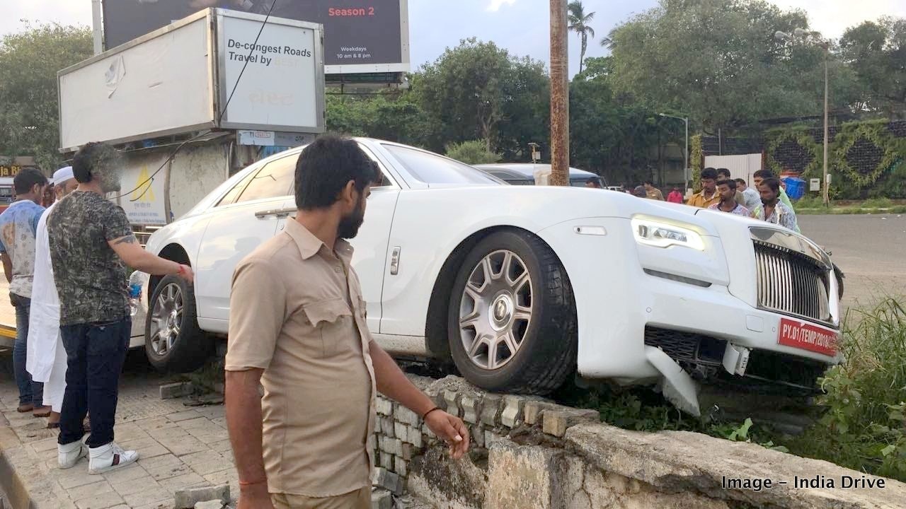 Rolls-Royce Ghost bị đâm nát trước khi gắn biển ảnh 1 Rolls-Royce Ghost bi dam nat truoc khi gan bien anh 1